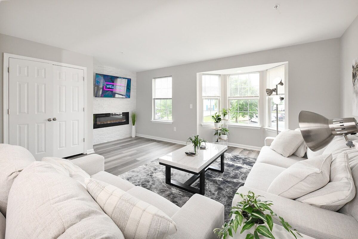 The Lux Middle River Retreat King Bed/WiFi/Billiards/SmartTVs/Chef Kitchen/Deck