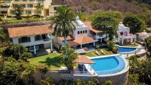A large resort with multiple buildings, a swimming pool, and lush greenery. - ESPECTACULAR CASA EN ACAPULCO (Laredo)