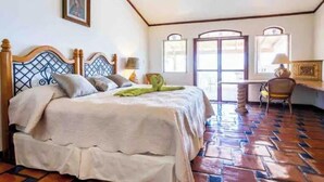 A bedroom with a bed, a desk, and a chair. - ESPECTACULAR CASA EN ACAPULCO (Laredo)