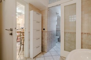 Kombinert dusj/badekar og bidé