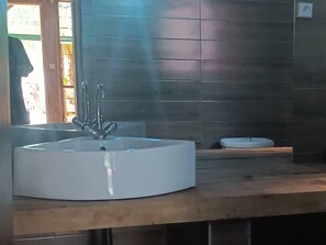 Standard Cabin, Accessible, Garden View | Bathroom | Shower, rainfall showerhead, towels - Hotel restaurant Chez Theo (Bopa)