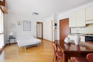 WiFi - Bright studio apartment with balcony and garage included (Milano)