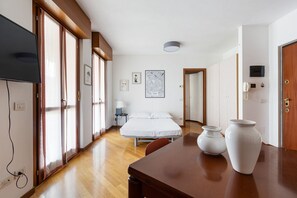 WiFi - Bright studio apartment with balcony and garage included (Milano)