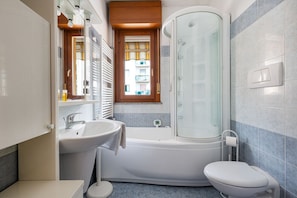 Ensemble douche/baignoire, bidet
