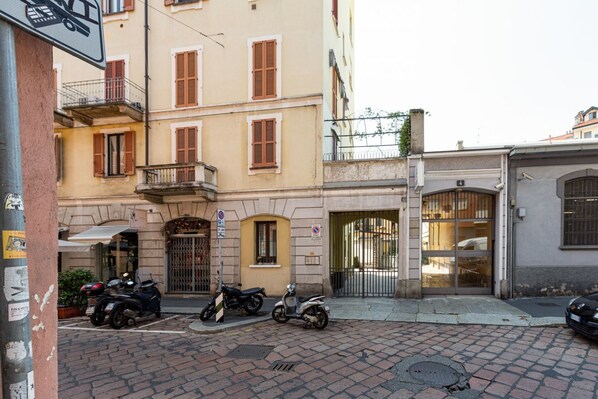 Exterior - GuestHost - Bright studio apartment with balcony and garage included (Milano)