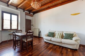 Living area - GuestHost - Bright studio apartment with balcony and garage included (Milano)