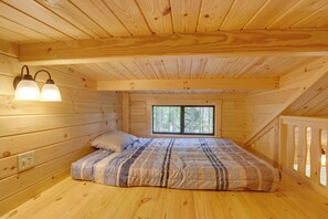 2 bedrooms, desk, travel crib, WiFi - Mtn-View Middlebury Center Cabin: Deck & Grill! (Middlebury Center)