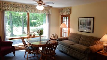 Een smart-tv en boeken