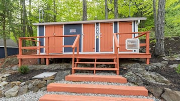 Standard Cabin | Bathroom | Shower, hair dryer, towels