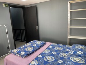 1 habitación, tabla de planchar con plancha, wifi y ropa de cama