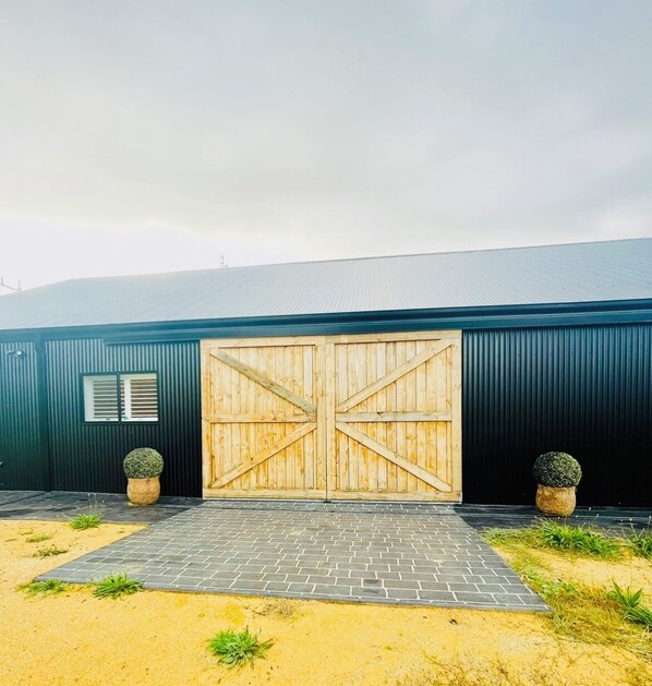 Exterior - Cosy Barn / Farm Stay / Private Horse-equine Oasis (Elphinstone)