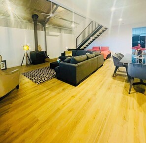 Smart TV, fireplace, books - Cosy Barn / Farm Stay / Private Horse-equine Oasis (Elphinstone)