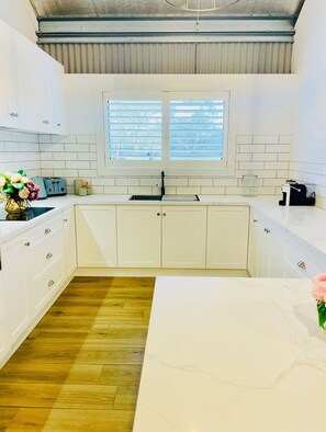 Fridge, microwave, oven, stovetop - Cosy Barn / Farm Stay / Private Horse-equine Oasis (Elphinstone)