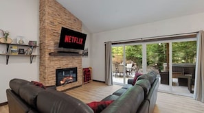 Fernseher, Kamin, Tischfußball
