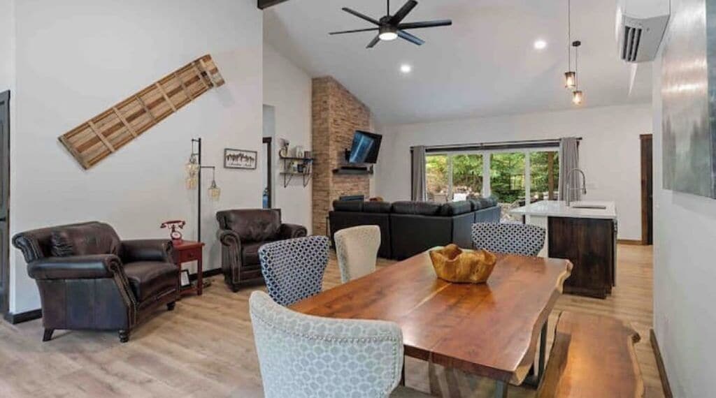 Luxe Mt. Rainier Lodge w/ Hot Tub-AC-Game Room