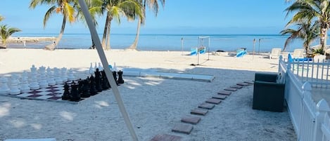 Chaises longues, serviettes de plage