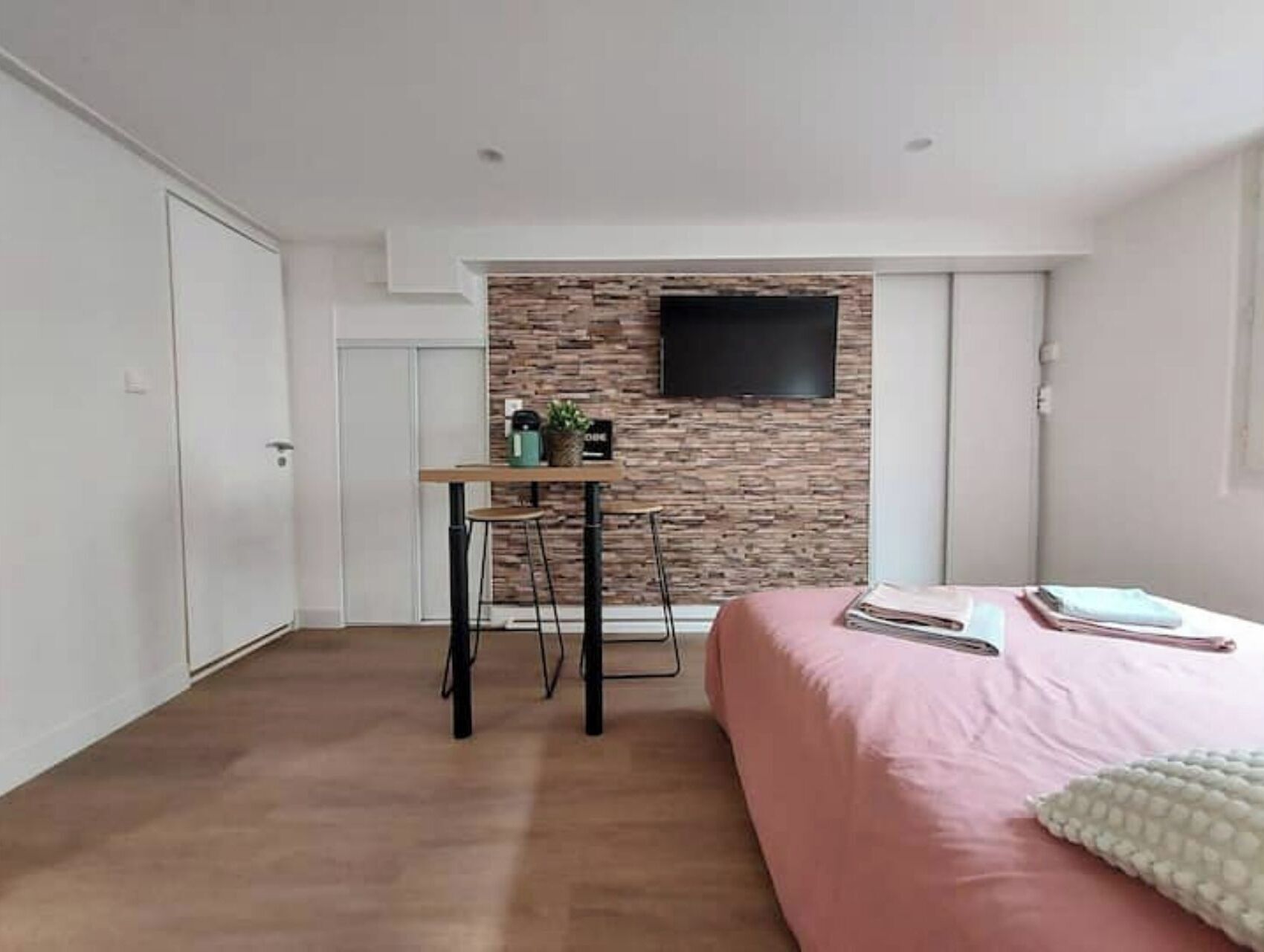 Wifi gratis y ropa de cama