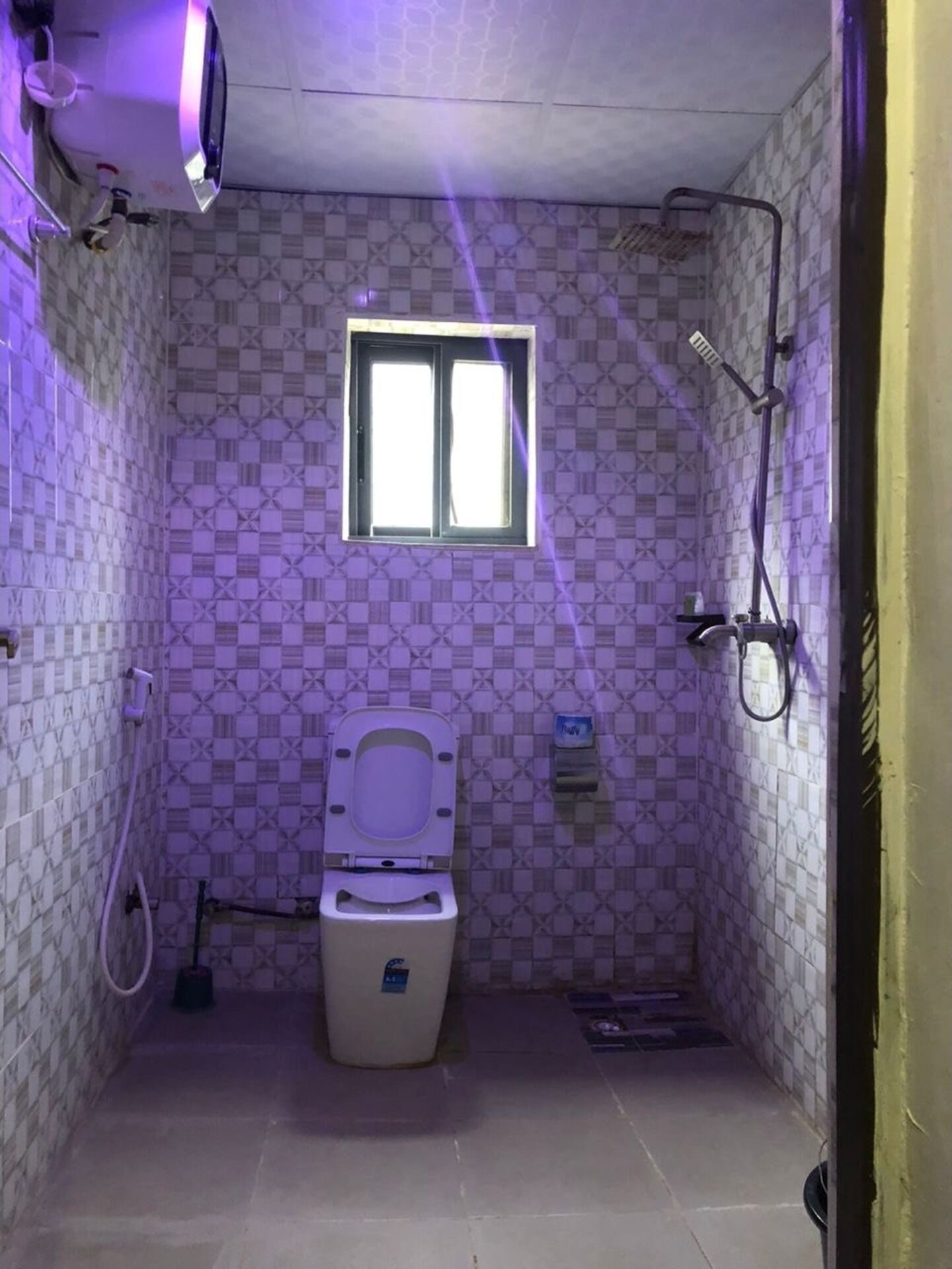 basic single room | bathroom | hydromassage showerhead, free toiletries, hair dryer, slippers