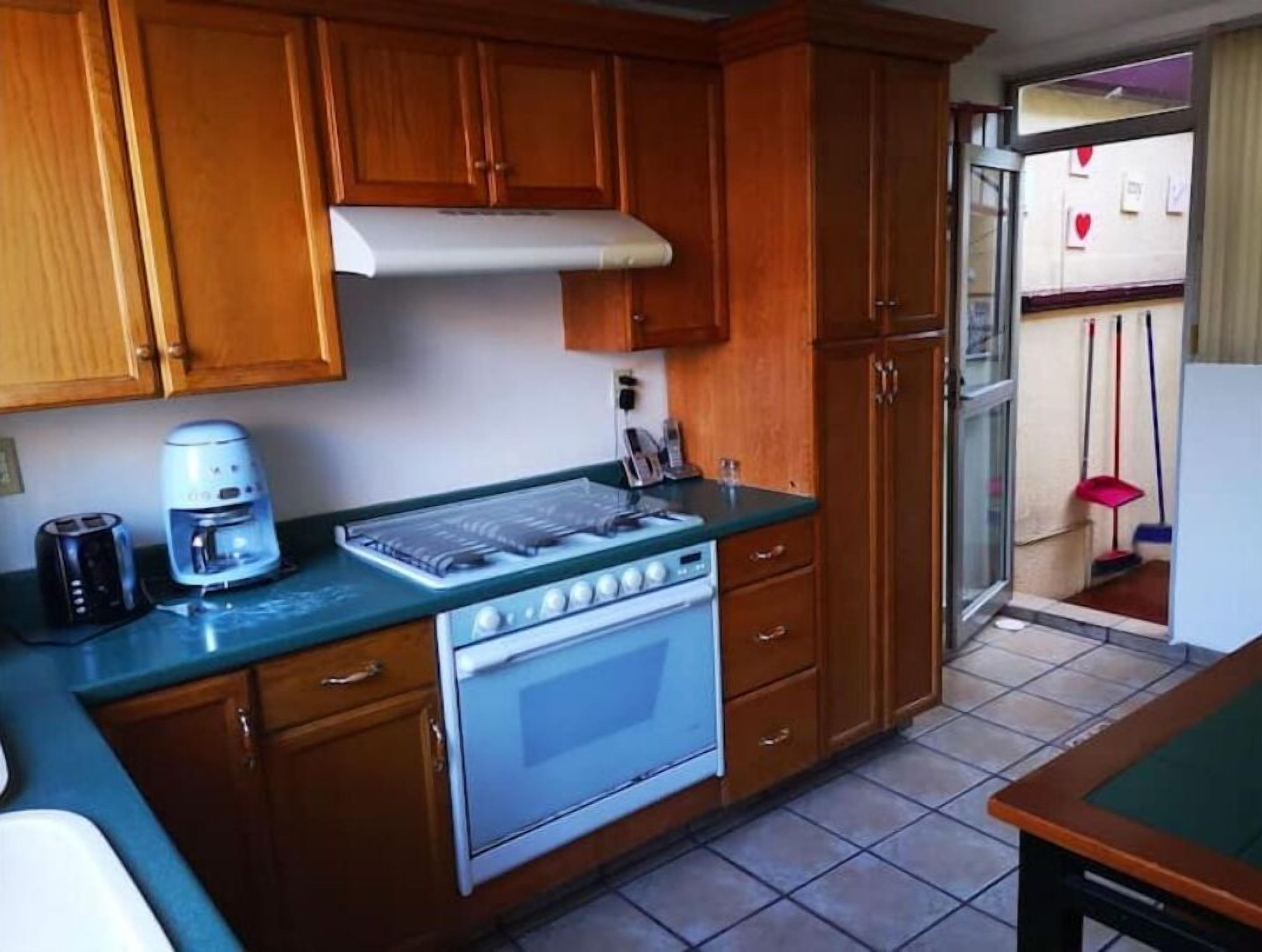 Mikrowelle, Ofen, Herdplatte, Wasserkocher mit Kaffee-/Teezubehör