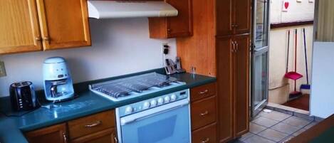 Micro-ondes, four, plaque de cuisson, cafetière/bouilloire