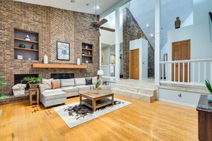 TV, fireplace, video games - 2 Mi to Busch Gardens: Retreat in Scenic Community (Tampa)