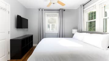 2 chambres, fer et planche à repasser, lit de bébé portatif