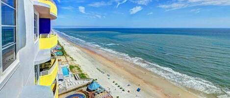 En la playa, sillas reclinables de playa, toallas de playa