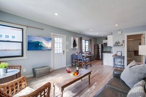 Smart TV - Ocean Views * Steps to Ocean * Centrally Located * NO Parking (San Diego)