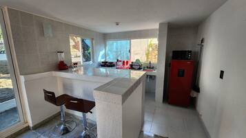 Kjøleskap, mikrobølgeovn og kjøkkenutstyr