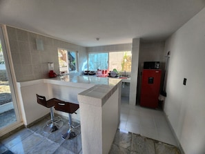 Kjøleskap, mikrobølgeovn og kjøkkenutstyr