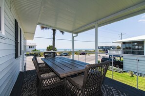 Outdoor dining - The Beach Peach-Pet Friendly Cottage w/ Ocean Views;Fenced Yard;WiFi (Edisto Beach)