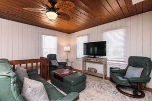 TV, DVD player - The Beach Peach-Pet Friendly Cottage w/ Ocean Views;Fenced Yard;WiFi (Edisto Beach)