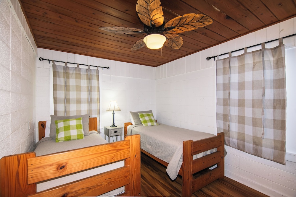 The Beach PeachPet Friendly Cottage w/ Ocean Views;Fenced Yard;WiFi