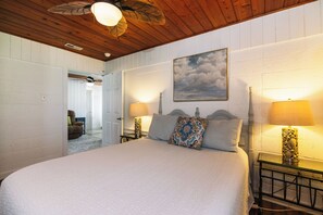 6 bedrooms, WiFi, bed sheets - The Beach Peach-Pet Friendly Cottage w/ Ocean Views;Fenced Yard;WiFi (Edisto Beach)