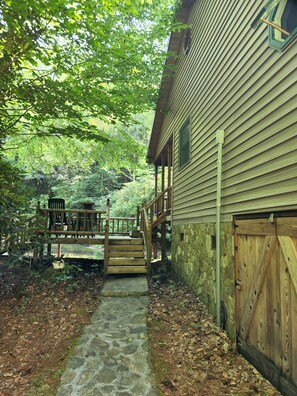 A wooden house with a stone pathway leading to a wooden deck. - PEACEFUL SECLUDED CABIN IN MOUNTAIN CITY. (Mountain City)