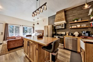 Kühlschrank, Mikrowelle, Wasserkocher mit Kaffee-/Teezubehör, Toaster