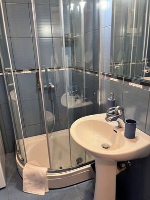 Douche, sèche-cheveux, serviettes fournies, savon