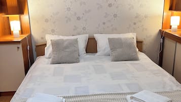 1 dormitorio, tabla de planchar con plancha, wifi y ropa de cama