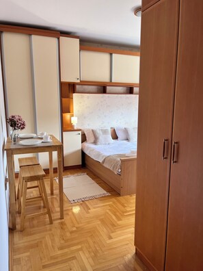 1 bedroom, iron/ironing board, WiFi, bed sheets - Resident Studio Krusevac (Kruševac)