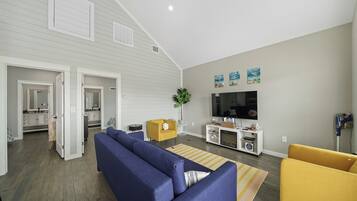 Smart TV, lareira, DVD player, videoteca