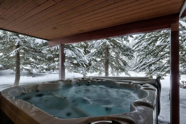 Outdoor spa tub - Trapper's Landing #37 (Sun Peaks)