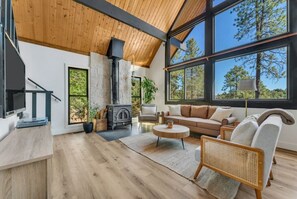 TV, fireplace - Quiet A-frame in Prescott forest (Prescott)