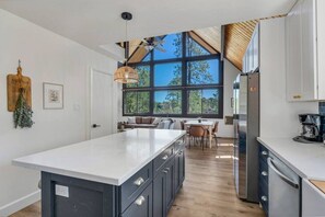 Réfrigérateur, four à micro-ondes, un four, surface de cuisson