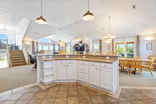 Heaven Sent: Oceanside, private pool, hot tub, rec room and EASY beach access!