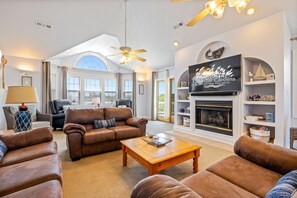 TV - Heaven Sent: Oceanside, private pool, hot tub, rec room and EASY beach access! (Corolla)