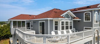 Heaven Sent: Oceanside, private pool, hot tub, rec room and EASY beach access!