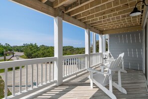 Property grounds - Heaven Sent: Oceanside, private pool, hot tub, rec room and EASY beach access! (Corolla)