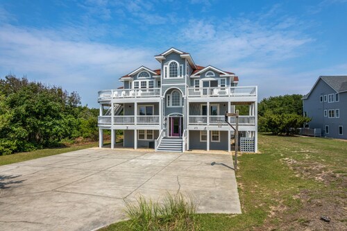 Heaven Sent: Oceanside, private pool, hot tub, rec room and EASY beach access!