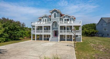 Heaven Sent: Oceanside, private pool, hot tub, rec room and EASY beach access!