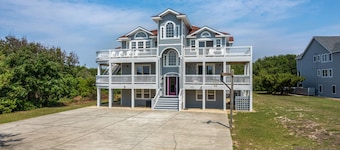 Heaven Sent: Oceanside, private pool, hot tub, rec room and EASY beach access!